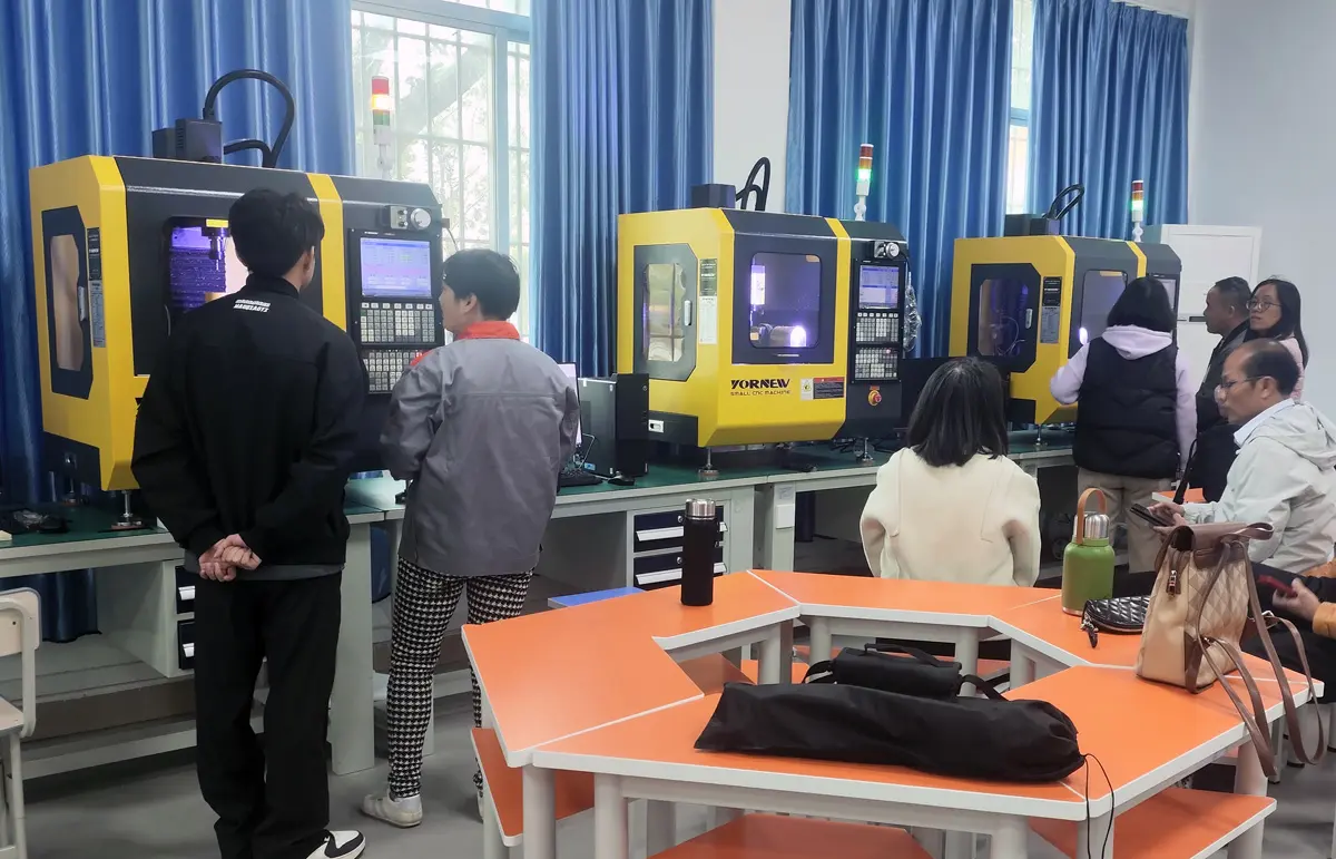 Compact 5-axis CNC milling machine